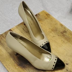 9M Evins taupe and black patent heels
